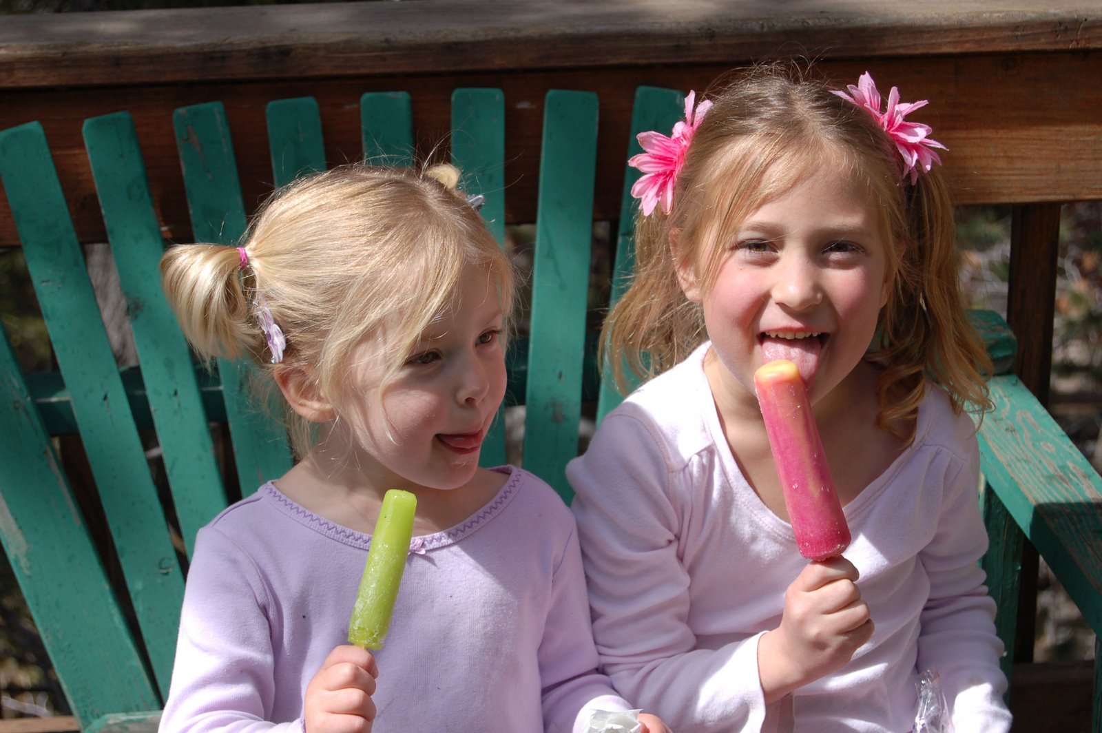 [girls+with+popsicles.JPG]