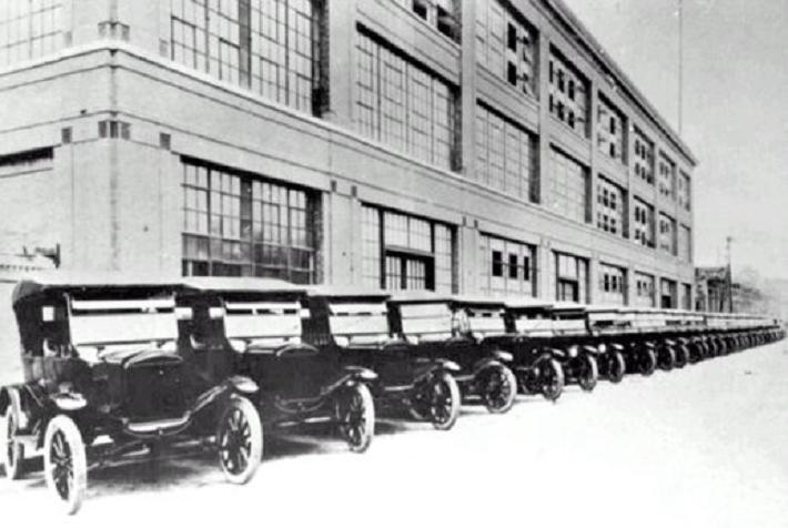 [19+fabrica+ford+en+1927.JPG]