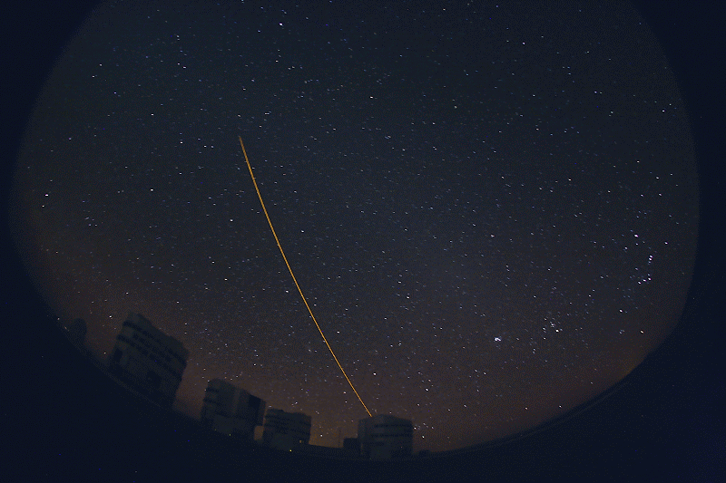 [SGU-Paranal_and_The_Laser_Guide_Star_800x533.gif]