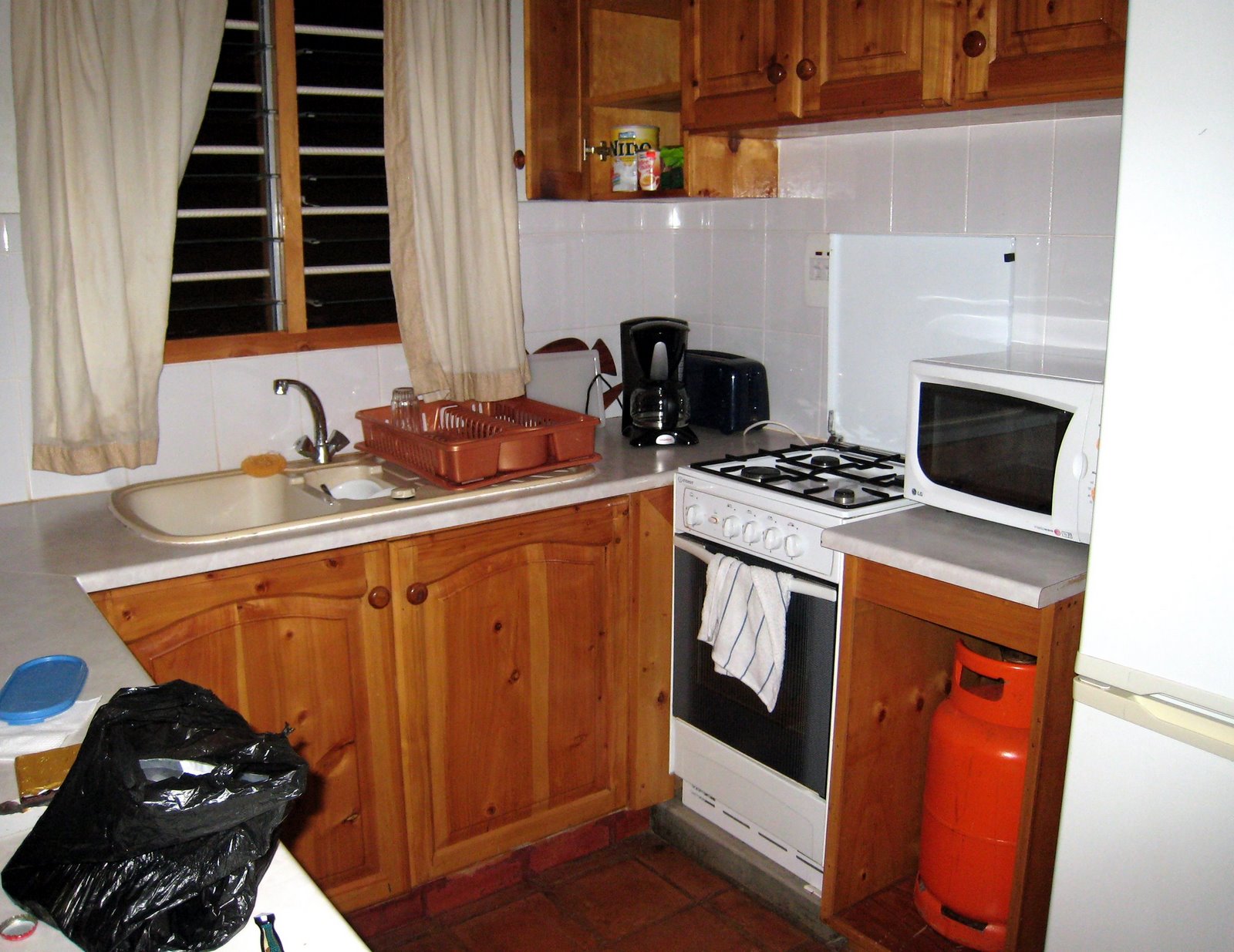 [guest+house+kitchen.jpg]