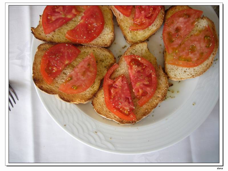 [0232午餐麵包上面鋪蕃茄淋橄欖油.jpg]
