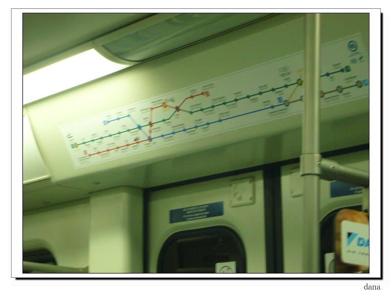 [0167地鐵上的路線圖(跟台北捷運很像).jpg]