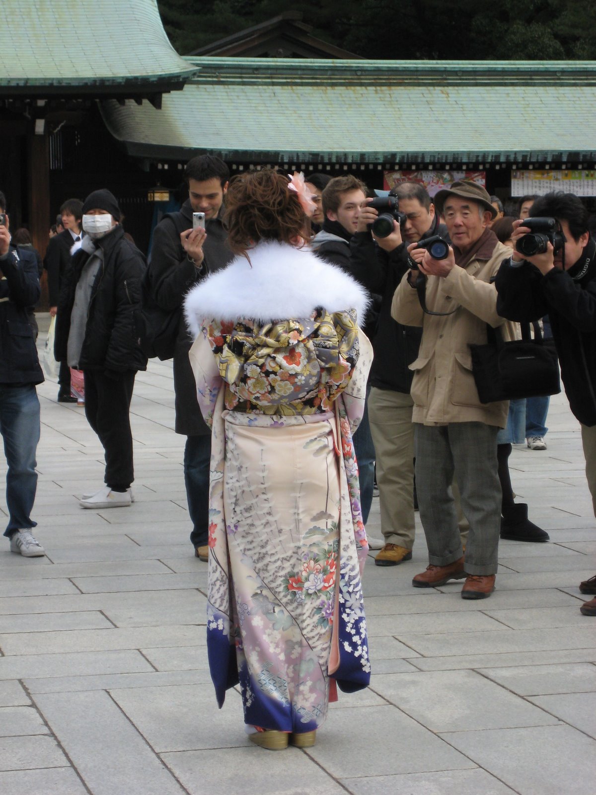 [shrine_kimono.jpg]