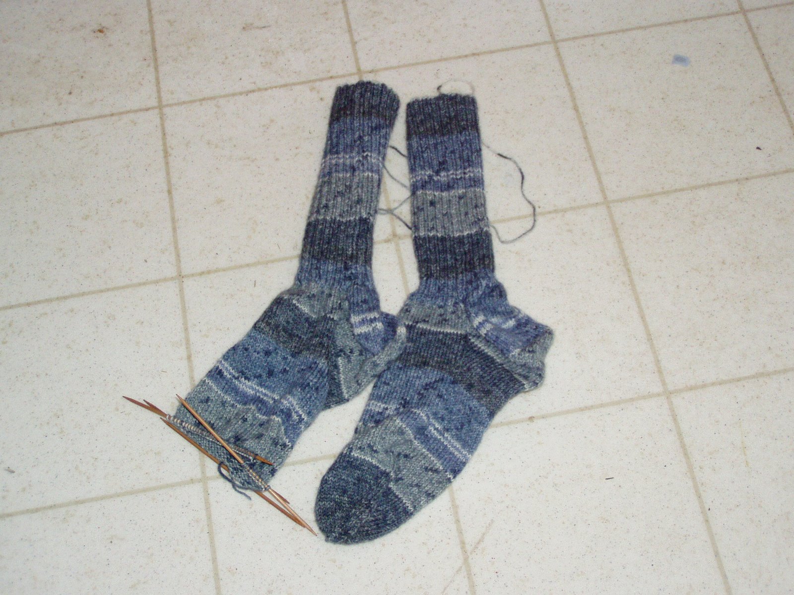 [Hubbys+socks+unfinished.JPG]