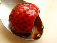 une cuillère de fraises