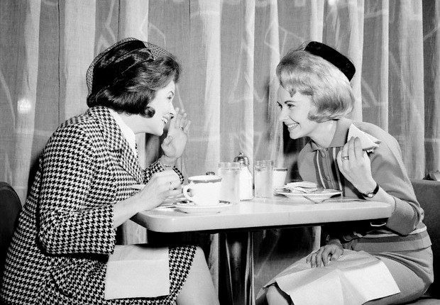 [Women+gossiping+at+a+diner.jpg]