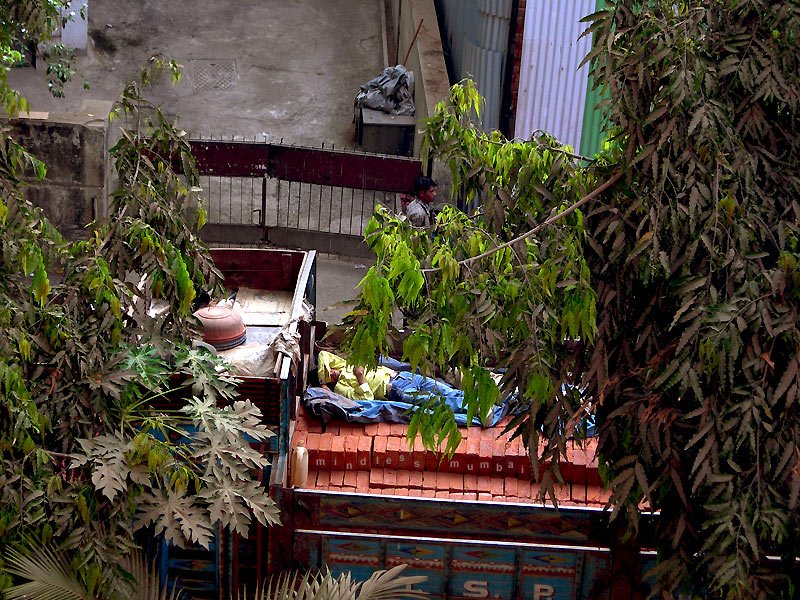 mason asleep on bricks in mumbai, by kunal bhatia