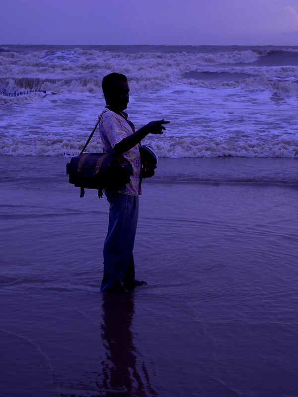 photographer at juhu beach by kunal bhatia