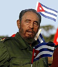 [Fidel+con+banderas+cubanas+y+uniforme.jpg]