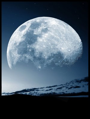 [northern_lights_moon.jpg]