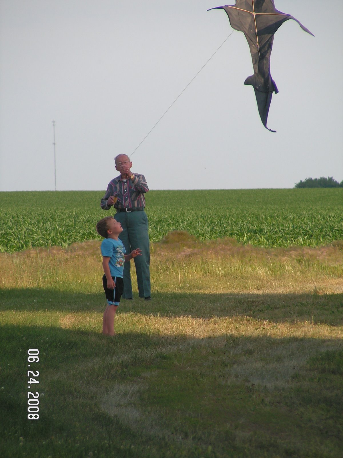 [ike&grandpa+with+kite.jpg]
