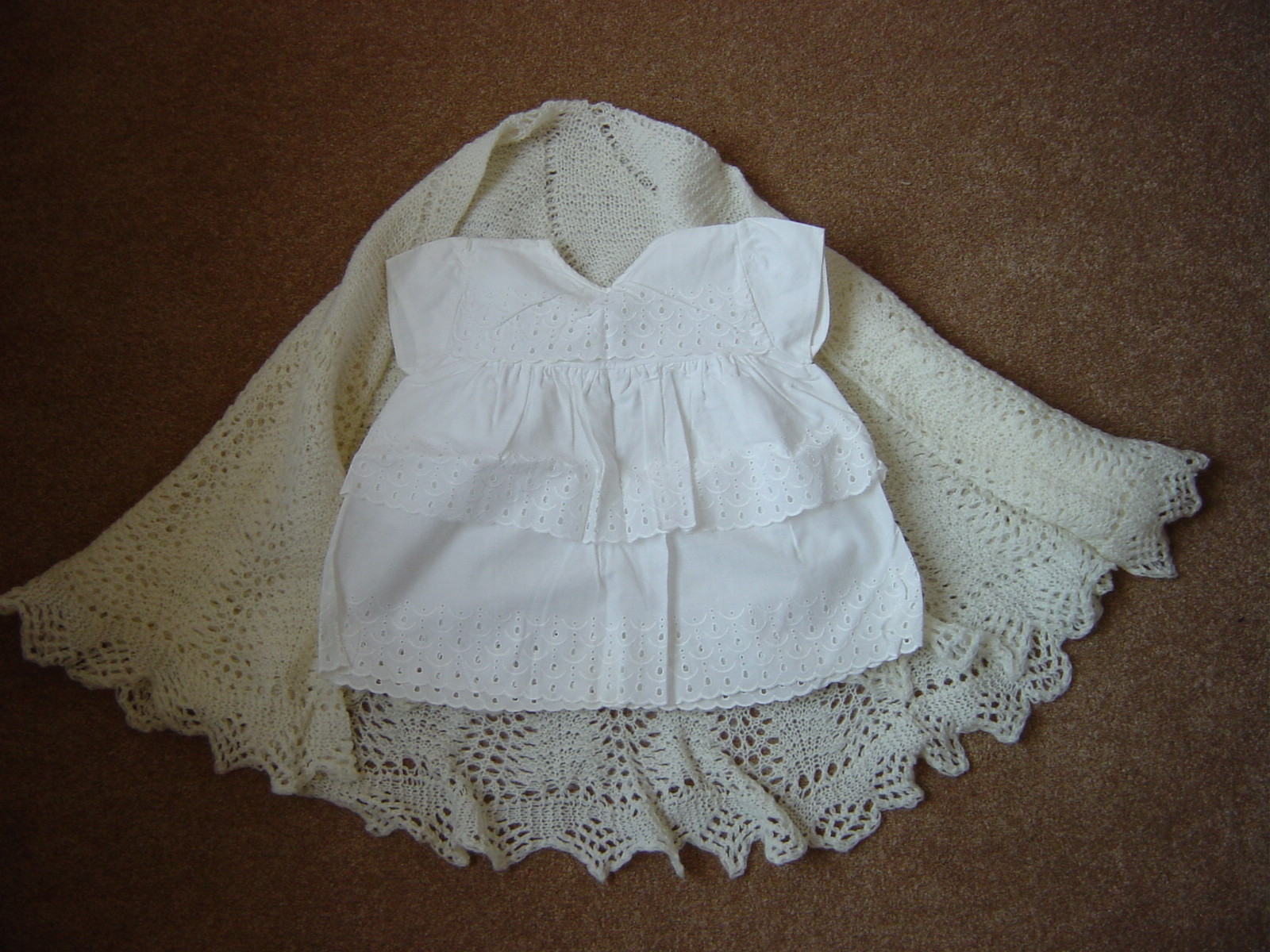 [DSC06094+shawl:dressbaby.JPG]