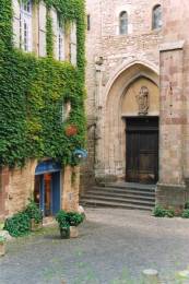 Cordes sur ciel : Le porche de l'église Saint Michel