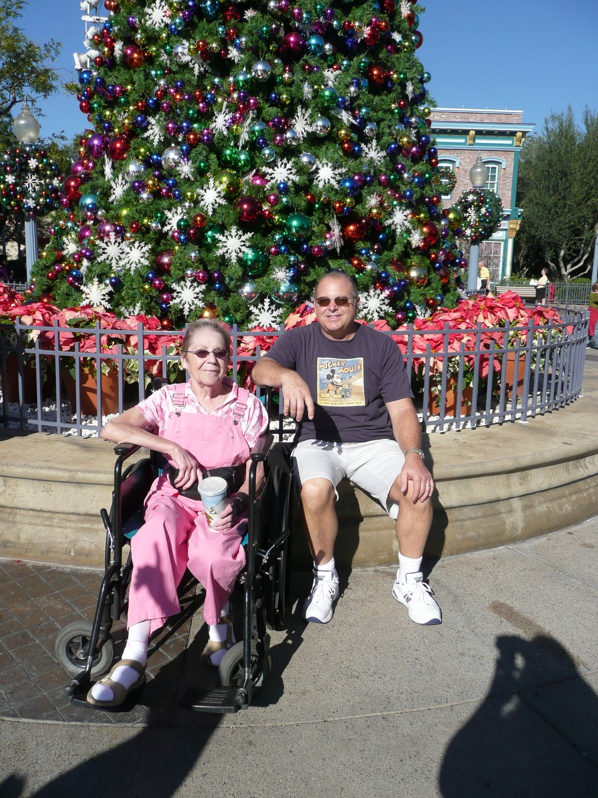 [Mom+&+Bill+Disneyland+12-07+#1.JPG]