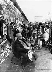 [180px-Rostropovich_at_the_Wall.jpg]