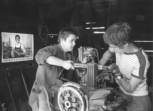 [Gail+Grassi+and+Kate+Kaufman+repairing+a+car+East+Bay+1970s+by+Cathy+Cade.jpg]
