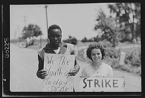 [Picket+line+King+Farm+Strike+Morrisville+PA+August+1938+by+John+Vachon.jpg]