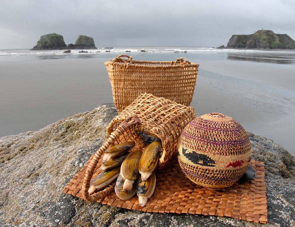 [Quinault+baskets+with+razor+clams+just+dug+from+the+bay,+photo+by+Larry+Workman.jpg]