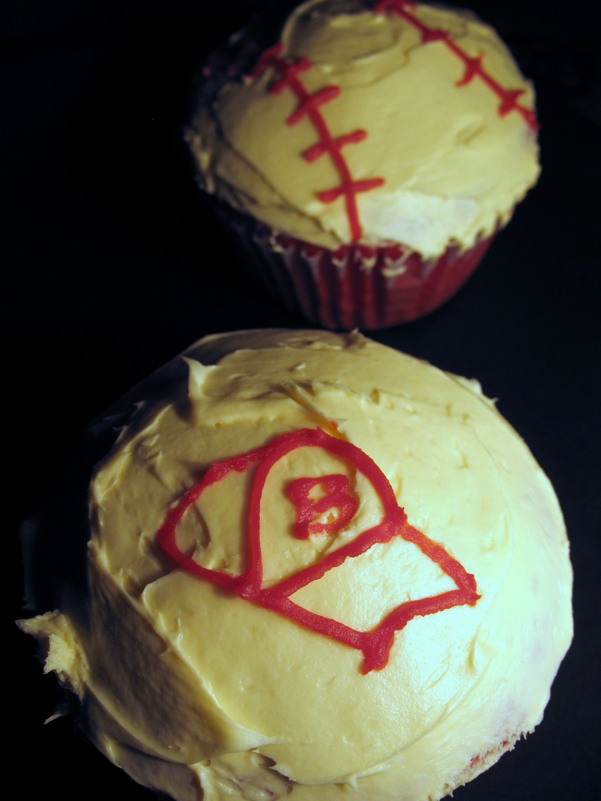 [Red+Sox+Cupcakes+-+Hat.JPG]