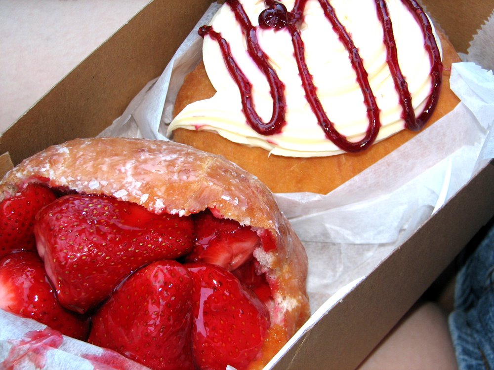 [Donut+Man+Strawberry+and+Rasberry+Cream+Cheese+Donuts.jpg]