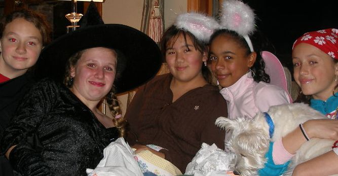[Halloween+Angel+Maddie+2006+cropped+group+pic.jpg]
