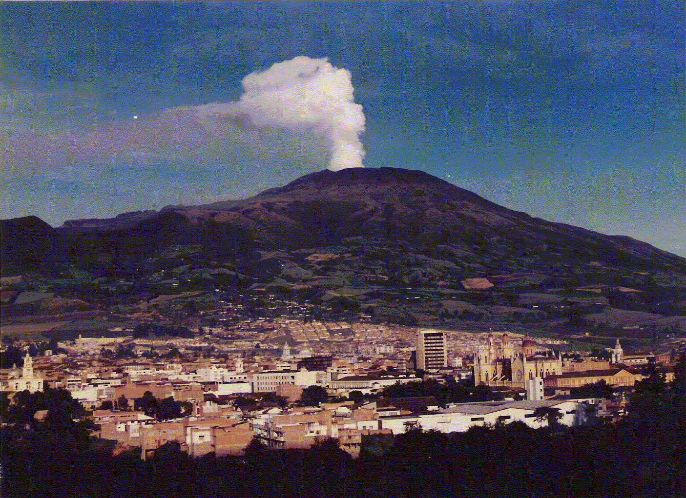[Galeras+volcano+in+eruption.gif]