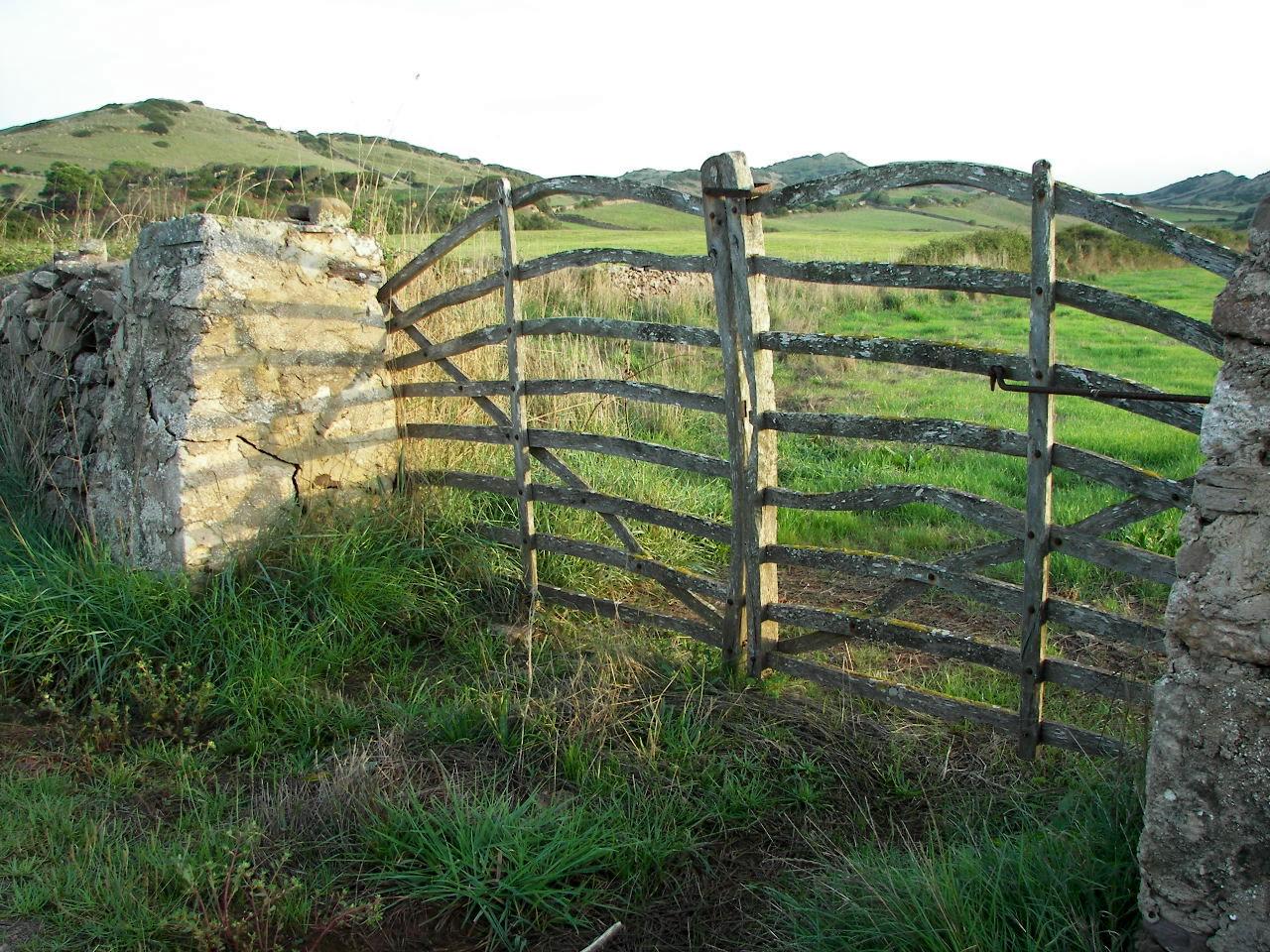 [Macaret+Outside+Typical+Gate+Countryside.JPG]