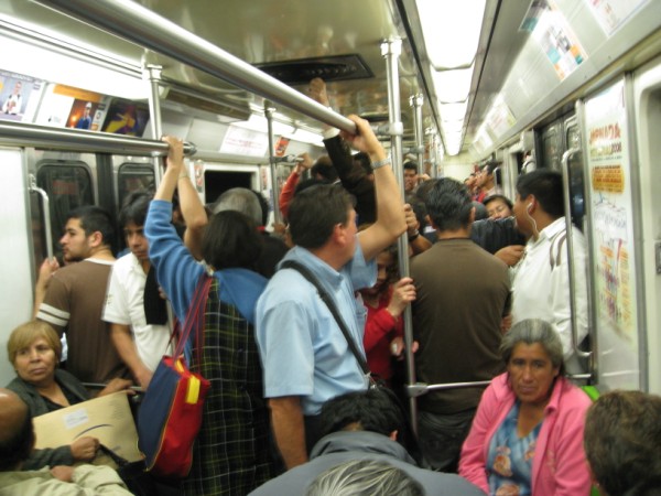 [2.5-metro+crowded.jpg]