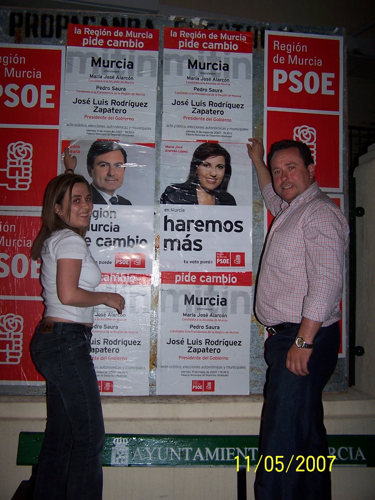 [PEGADA+CARTELES+PSOE+MAYO+2007+1.jpg]