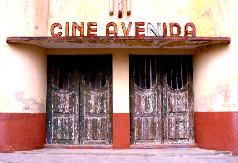 [Cine+Avenida-Costa+Nova-Portugal-2.jpg]