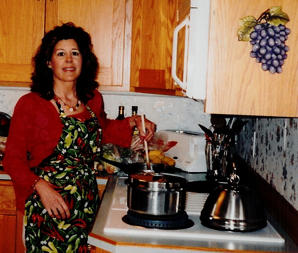 [Kathi+Cooking+in+Kitchen+cropped.jpg]