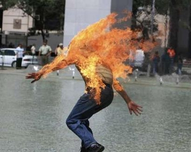 [chile+dude+self+immolation+on+fire.jpg]