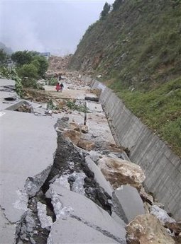[08_05+sichuan+landslide+10.jpg]