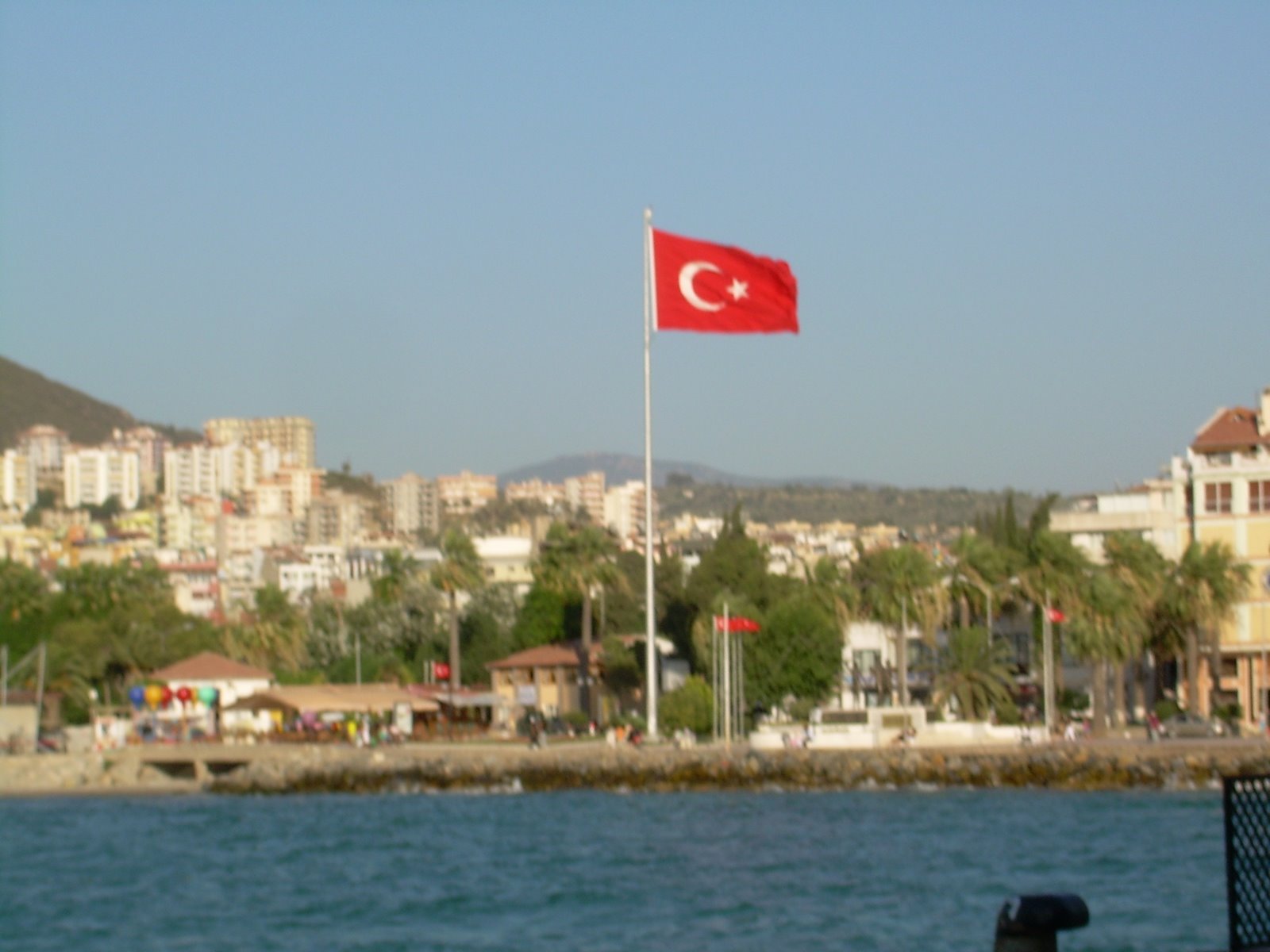 [Turkish+Flag+in+Kusadasi.JPG]