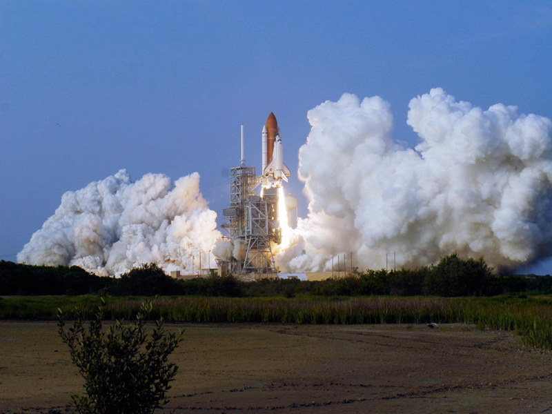 [Space+Shuttle+Endeavour+climbs+into+the+sky+on+mission+STS-118.jpg]