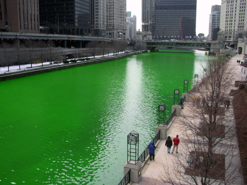 [800px-Chicago_River_dyed_green%2C_focus_on_river.jpg]