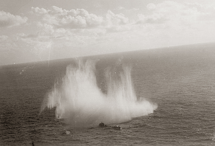O U-507 sendo afundado em janeiro de 1943