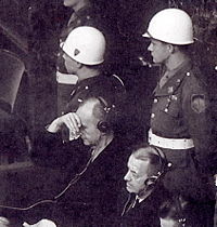 Tribunal Internacional de Nuremberg: Karl Doenitz, no banco dos réus(mão direita na fronte)