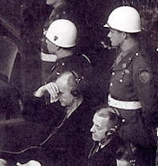 Tribunal Internacional de Nuremberg: Karl Doenitz, no banco dos réus(mão direita na fronte)