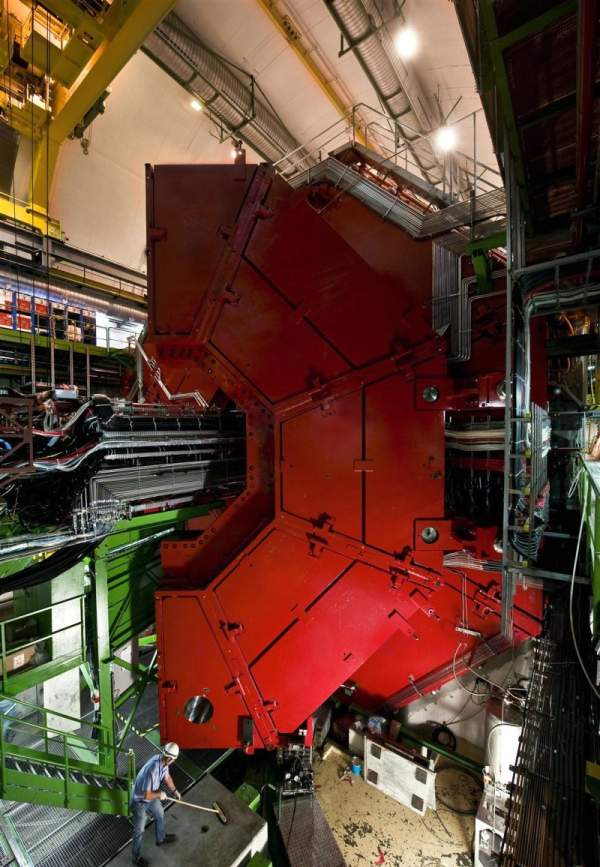 [Large-Hadron-Collider-08.jpg]