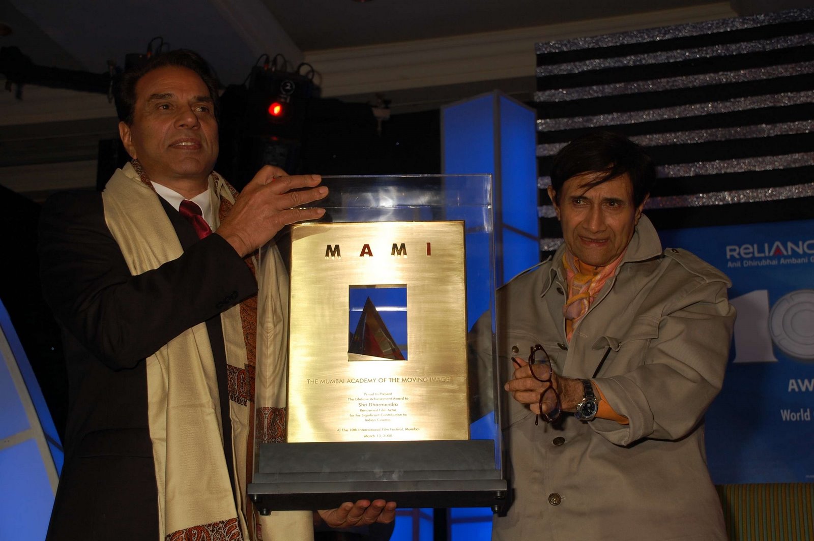 [Dharmendra+Deol+received+The+Lifetime+Achievement+Award+from+chief+guest+Dev+Anand-1.JPG]