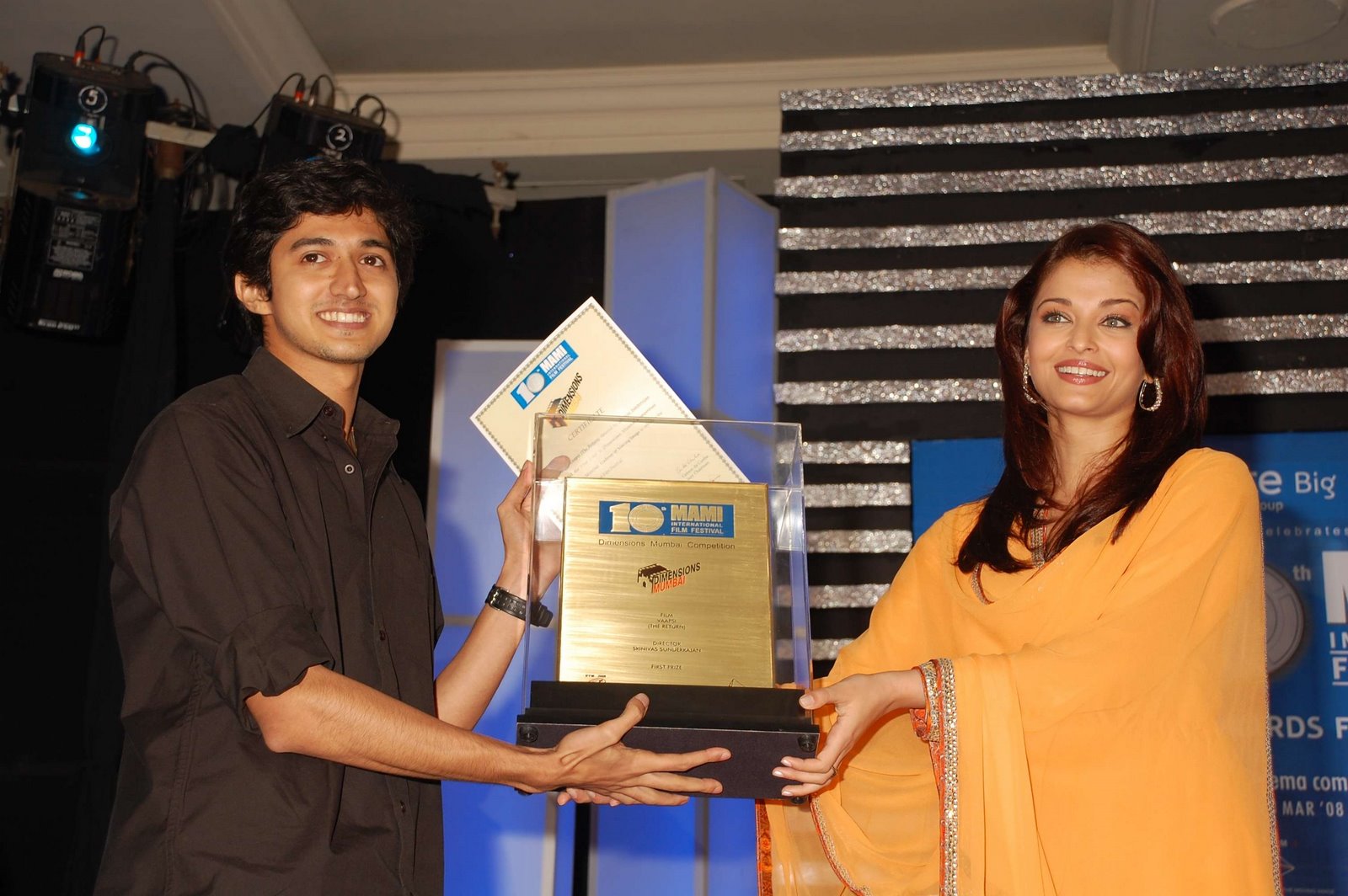 [Dimensions+Mumbai+winner+Srinivas+Sunderrajan+receiving+award+from+Mrs.Aishwarya+Rai-Bachchan.JPG]