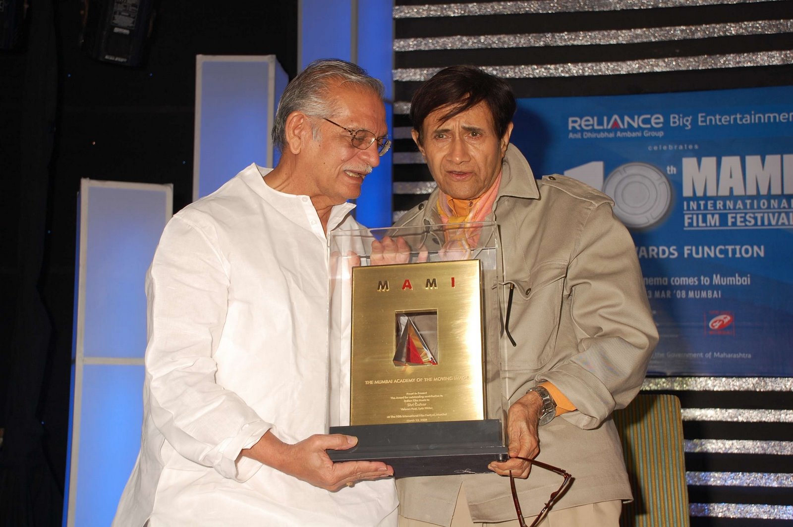 [Shri+Gulzar+feliciated+by+Dev+Anand+for+Outstanding+Contribution+to+Indian+Film+Music+as+Lyrics+Writer-2.JPG]