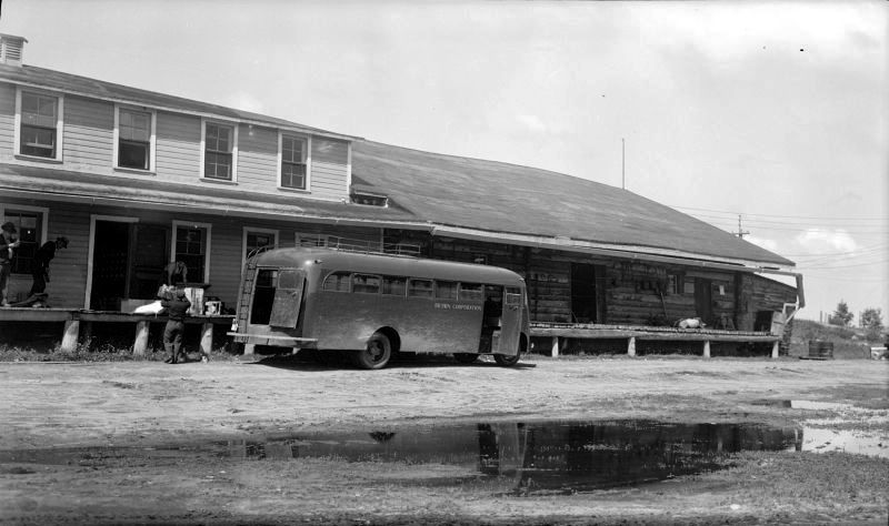 [LA+LOUTRE+-+Bureau+Brown+Corporation+Autobus+1942.jpg]