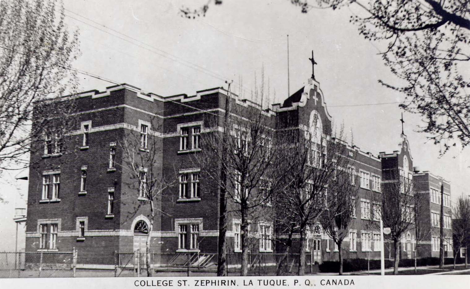 [40.+6+-+LA+TUQUE+-+Collège+St-Zéphirin,+vers+1940.jpg]