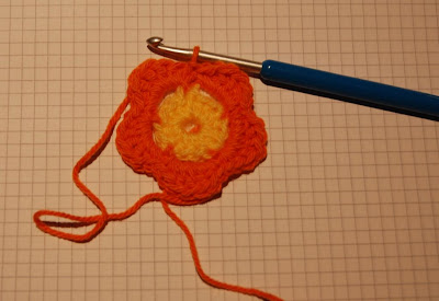 لعمل وردة بالكروشي Fleur+au+crochet-9