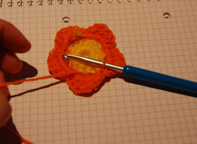 لعمل وردة بالكروشي Fleur+au+crochet-14