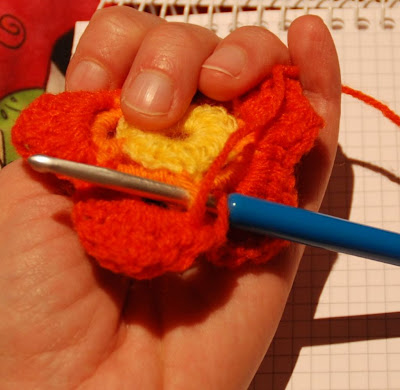 لعمل وردة بالكروشي Fleur+au+crochet-22