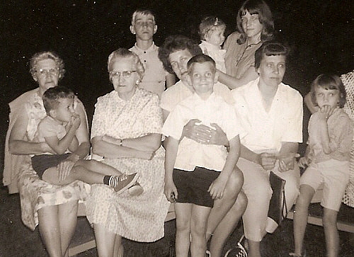 [Grandma+Horton,+Joanne+with+kids.jpg]