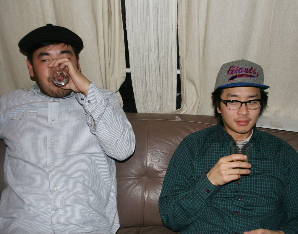 [asians+on+the+couch.jpg]